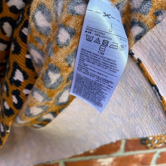 Old Navy Womens Large Mustard Leopard Animal Print Vneck Cardigan Sweater - Picture 5 of 8